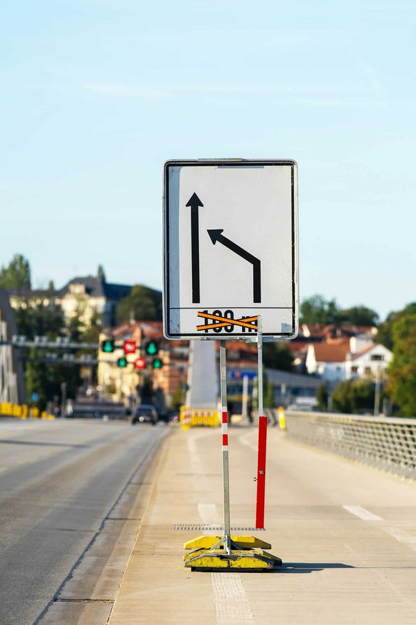 Une conduite sûre grâce à la signalisation verticale